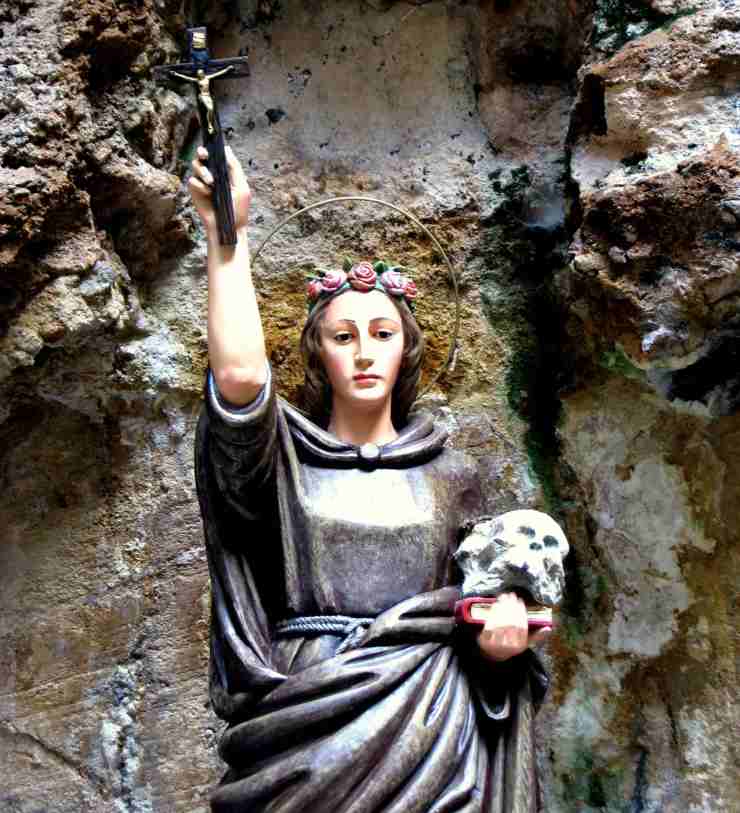 santa rosalia con in mano il crocifisso
