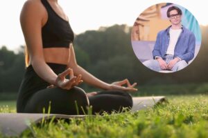 ragazza che fa yoga, in alto a destra alberto ravagnani