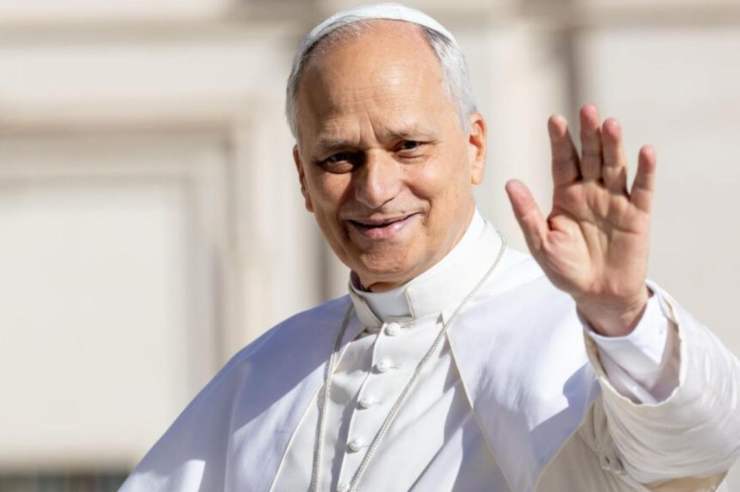 papa leone saluta il popolo
