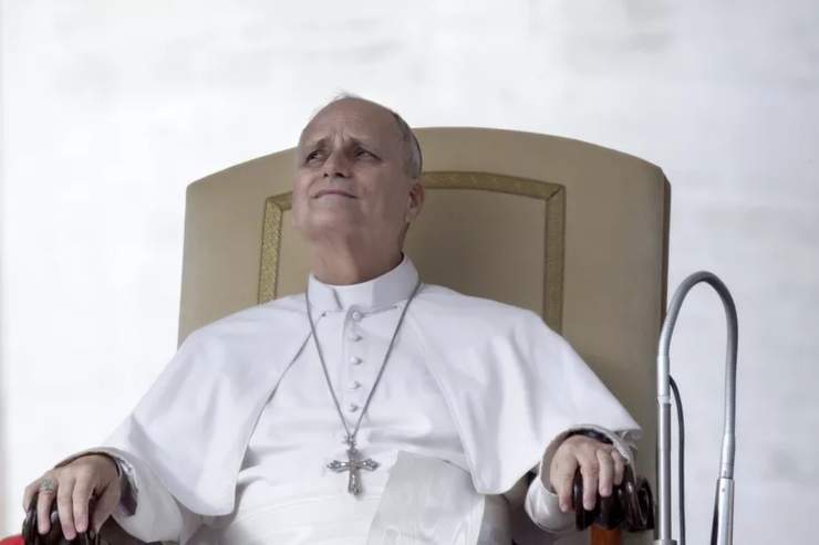 papa leone assorto che guarda il cielo