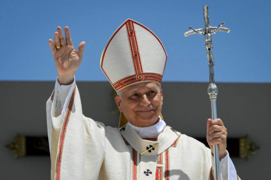 papa leone che saluta i fedeli