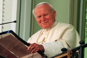giovanni paolo II affacciato al palazzo apostolico per l'angelus
