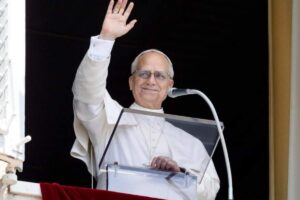 papa leone si affaccia per l'angelus