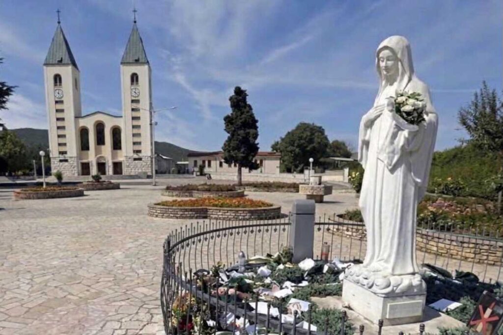 la madonna di medjugorje fuori la parrocchia di san giacomo