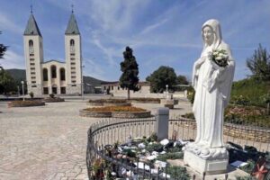 la madonna di medjugorje fuori la parrocchia di san giacomo