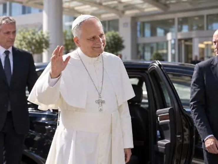 papa leone saluta i fedeli all'arrivo al Gemelli