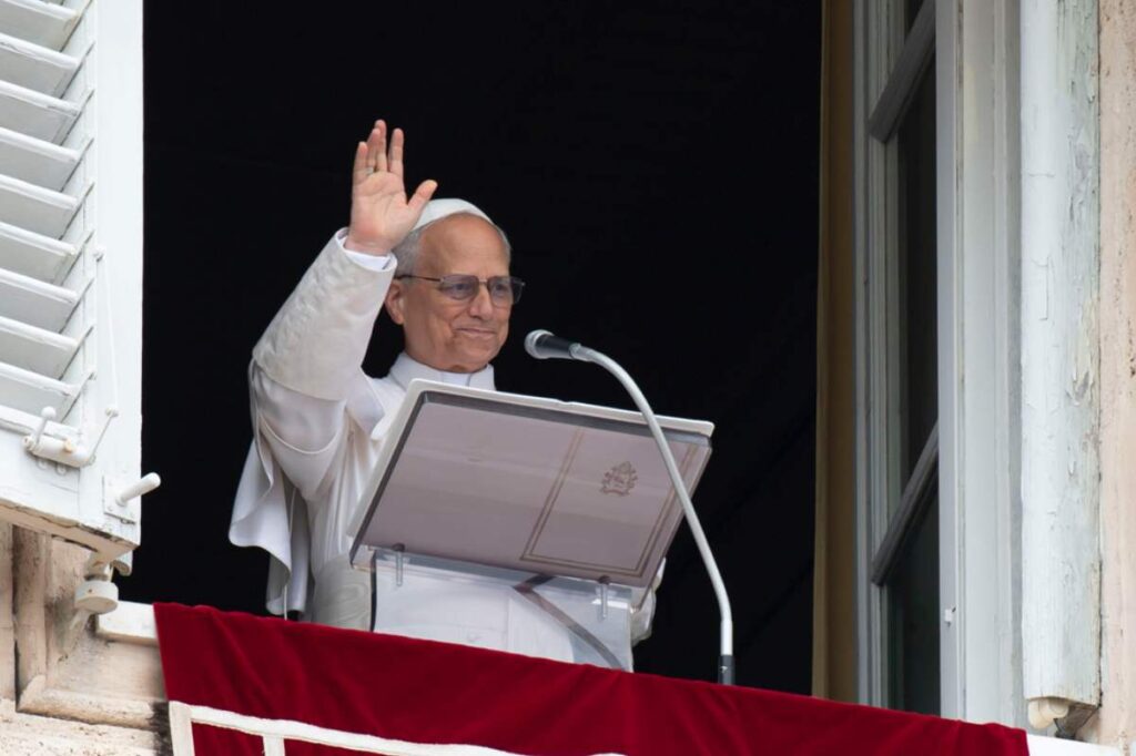 papa leone affacciato alla finestra del Palazzo Apostolico