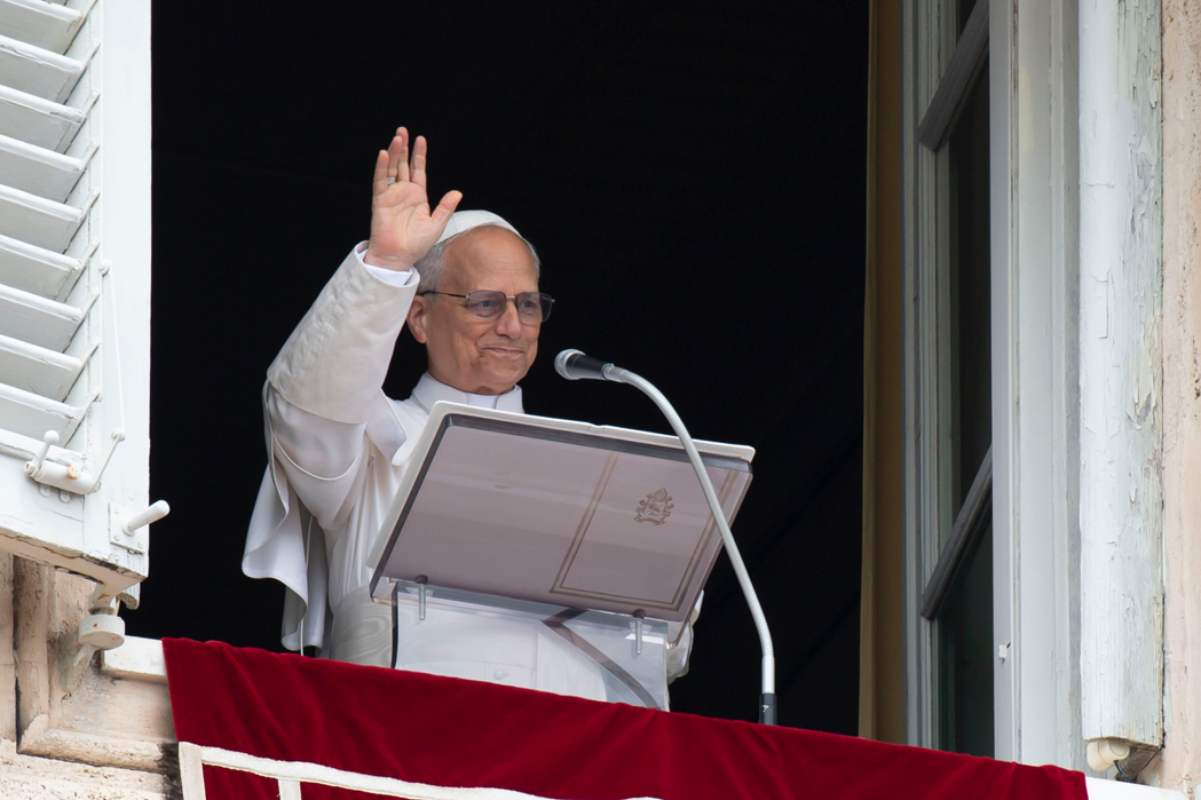 papa leone affacciato alla finestra del Palazzo Apostolico