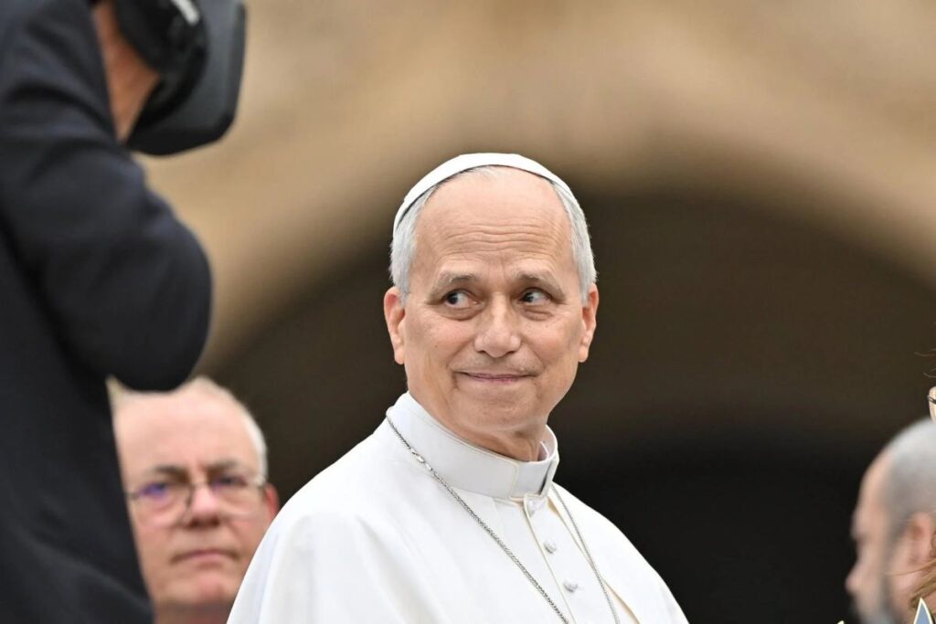 papa leone con viso preoccupato