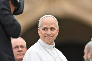 papa leone con viso preoccupato