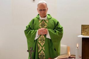 papa leone che celebra messa in ospedale