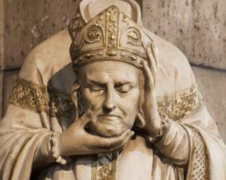 statua san dionigi con in mano la sua testa