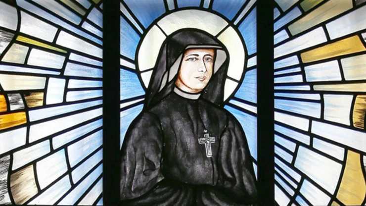 vetrata con dipinta santa faustina