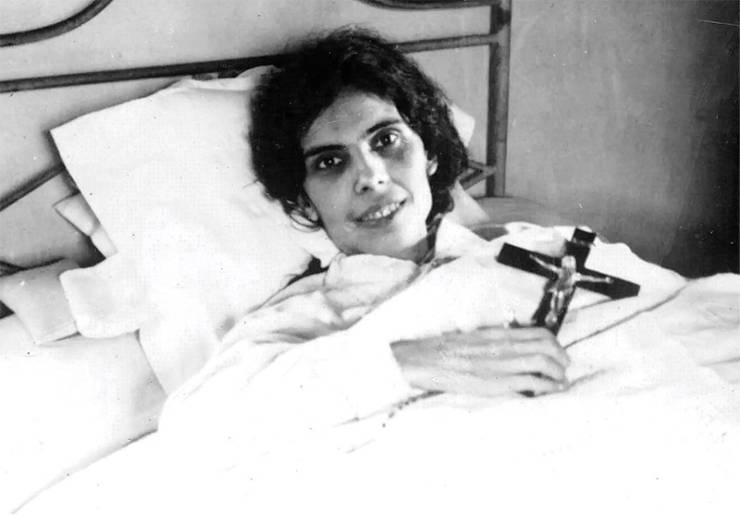 alexandrina da costa a letto con il crocifisso in mano